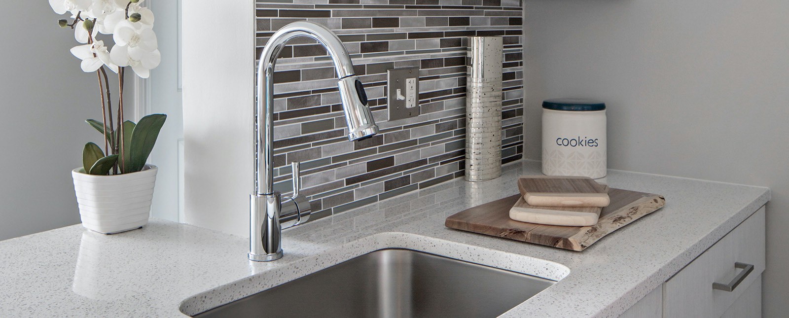 Pull out faucet and undermount sink add beautiful utility