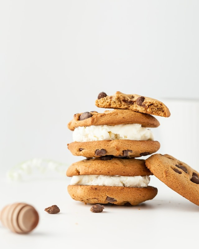 Cookies with white fillings